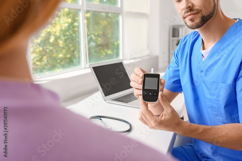 Diabetic woman visiting doc...