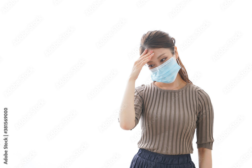 体調に不安を感じる若い女性 体調に不安を感じる若い女性