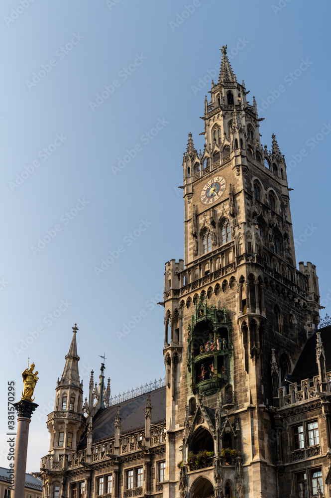 Obraz premium view of the old city hall and Glockenspiel in downtown Munich