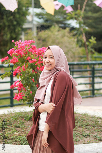 Tableau sur toile Fashion portrait of young beautiful asian muslim woman with wearing hijab