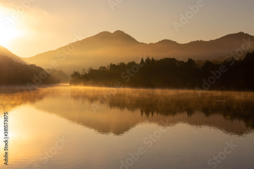朝焼けの光景が映り込む静かな湖面