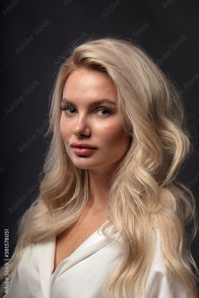 Naklejka premium studio portrait of a young woman 