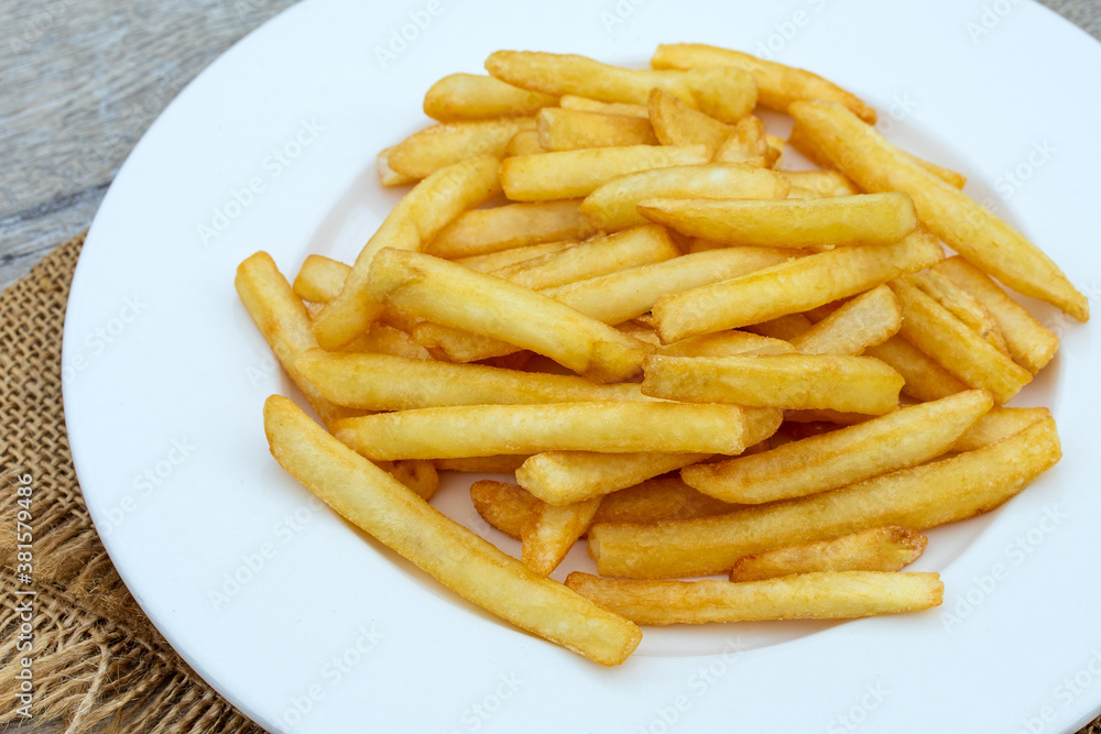 assiette de frites françaises sur une table en bois assiette de frites françaises sur une table en bois