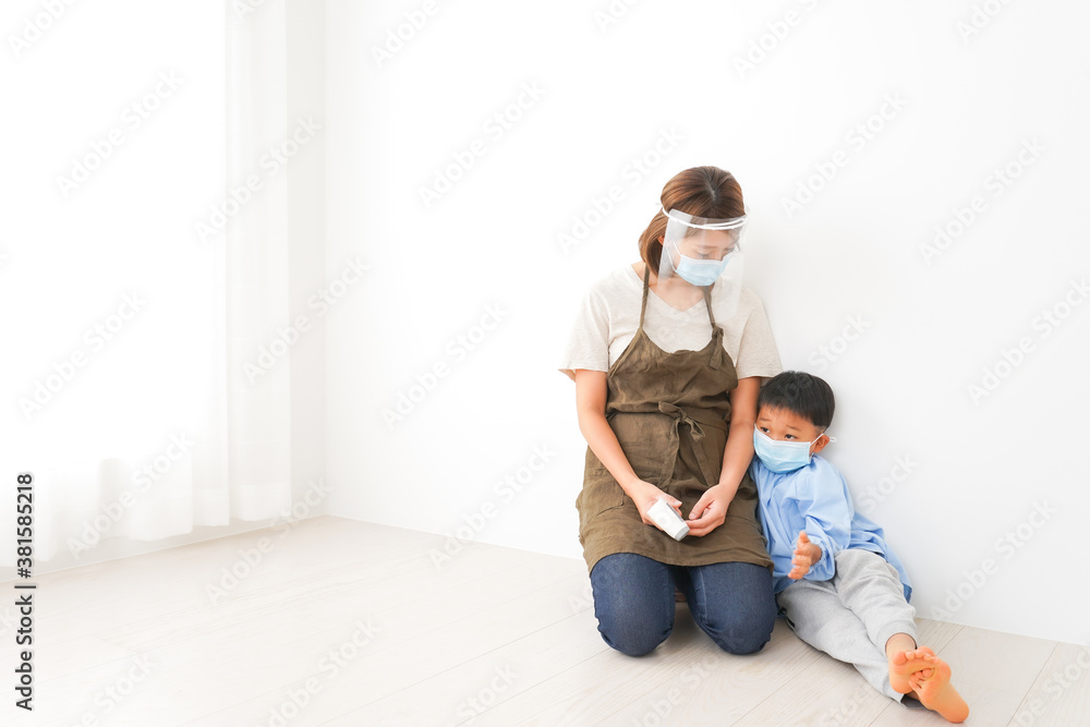 幼児の体温測定をする保育士 幼児の体温測定をする保育士