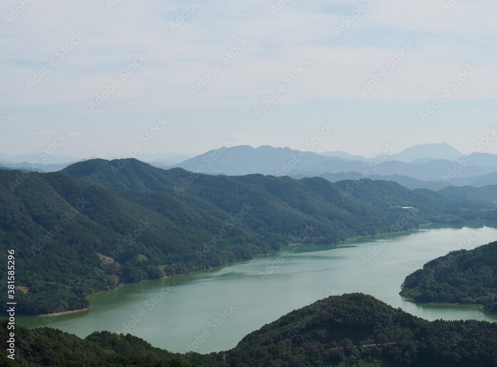 한국 충청북도 대청호수와 산