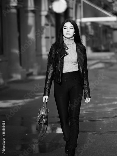 Obraz na płótnie Girl walking at street city bw w salonie