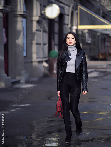 Obraz na płótnie Girl walking at street city w salonie