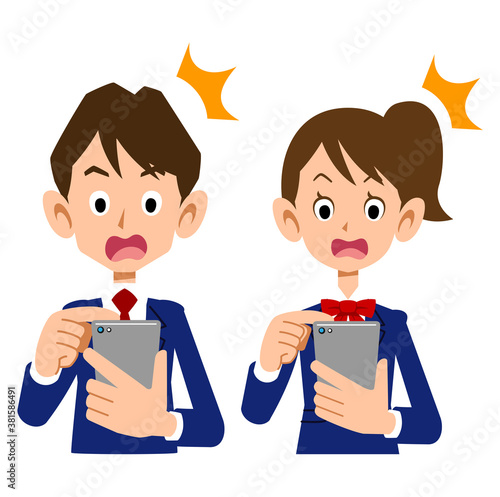 驚いた顔でスマートフォンを操作する学生
