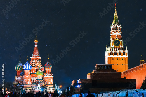 Valokuva St. Basil's Cathedral on red Square in Moscow in Russia at night