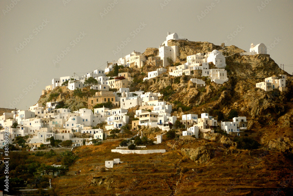 Widok na wzgórza i białe domy na greckiej wyspie Serifos w październiku