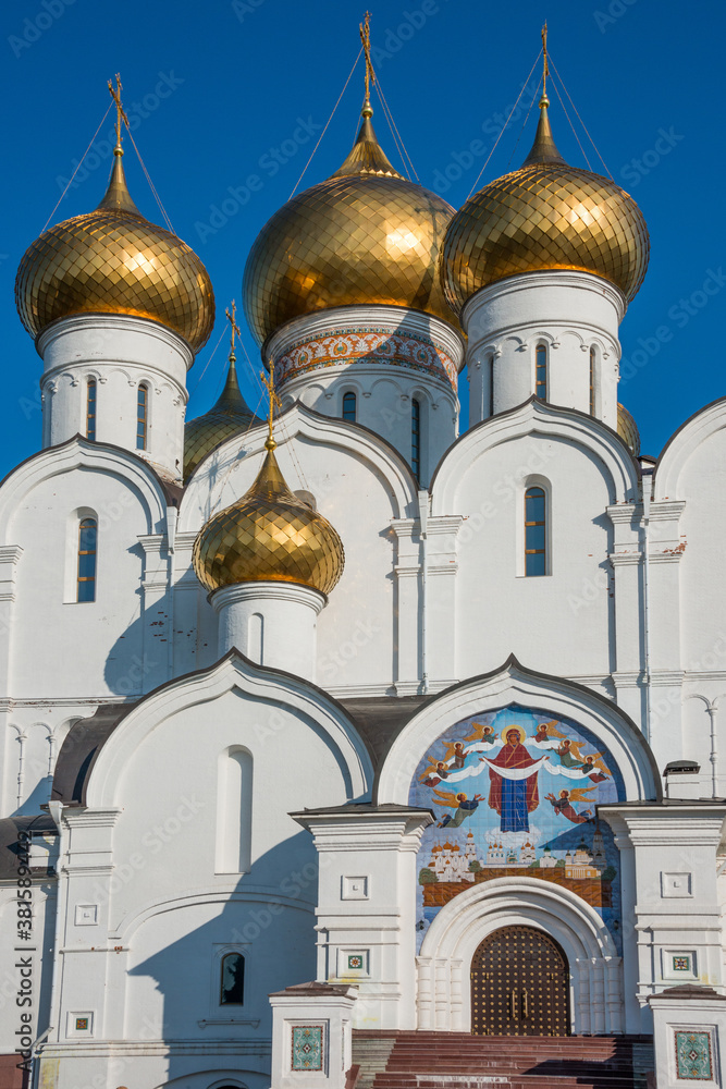 Fachada principal y cúpulas de la catedral de Uspensky en la ciudad de Yaroslavl en Rusia