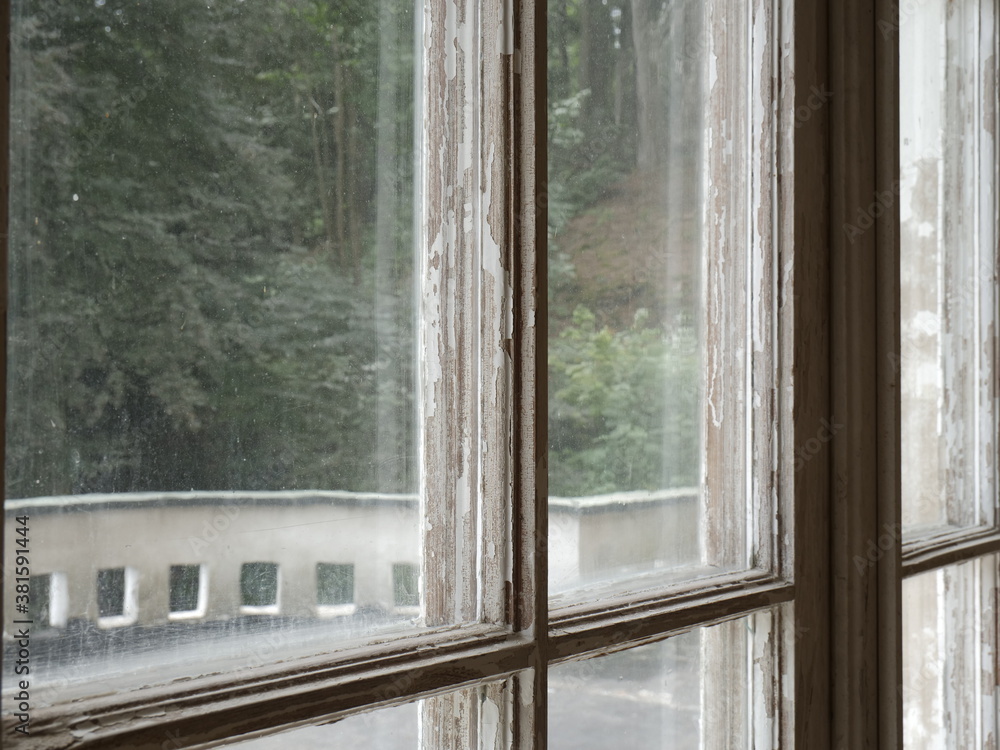 Obraz premium worn window in a lost place