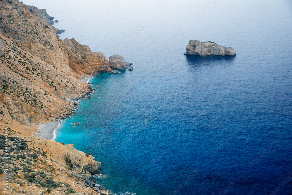 Wybrzeże greckiej wyspy Amorgos przy monastyrze Panagia Hozoviotissa