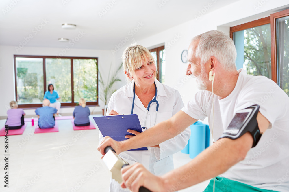 Aktiver Senior Mann mein Ergometer Training Aktiver Senior Mann mein Ergometer Training