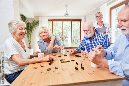 Senioren im Aufenthaltsraum beim Domino Spiel