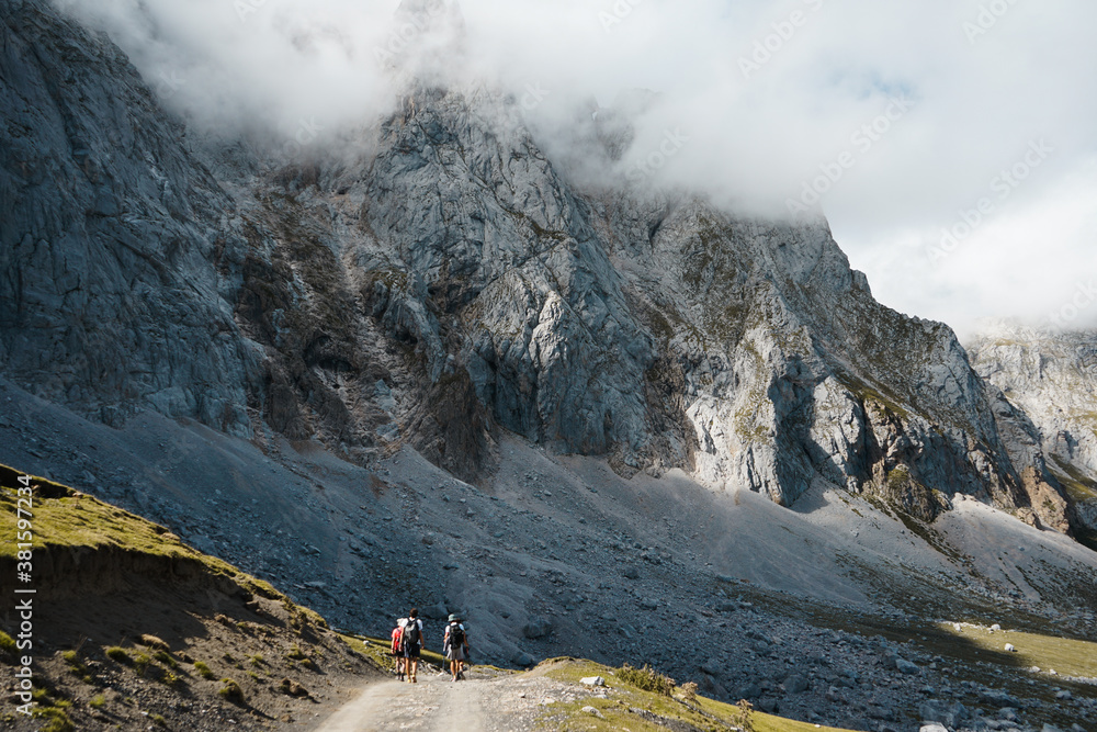 Grupo de senderistas caminando por un paisaje montañoso en los Picos de Europa