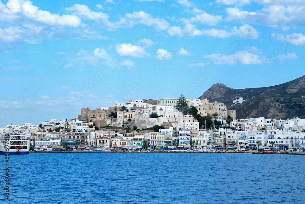 Greacka wyspa Naxos widziana od strony morza w pogodny dzień