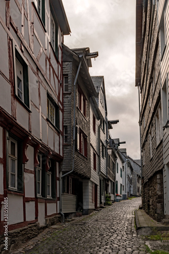 Gasse in der Altstadt von Monschau in Nordrhein-Westfalen, Deutschland 