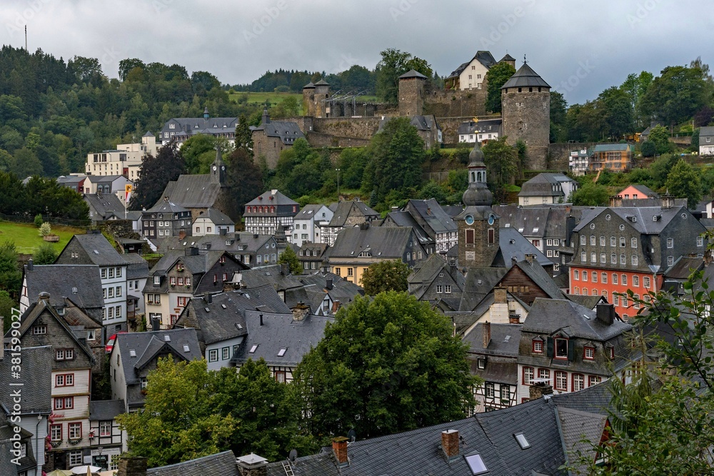 Blick über die Altstadt von Monschau in Nordrhein-Westfalen, Deutschland 