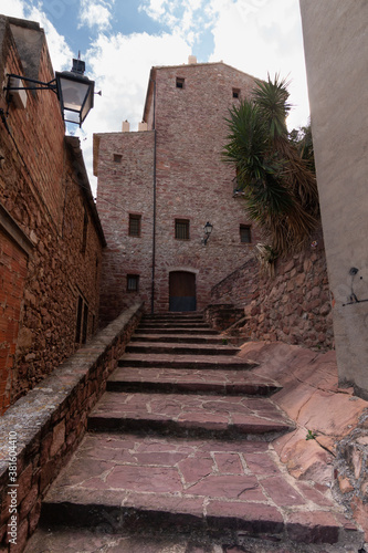 Cobbled staircase between stone houses in the center of Vilafamés in Castellón (Spain) that ascend to the upper part of the town © Gustavo Muñoz