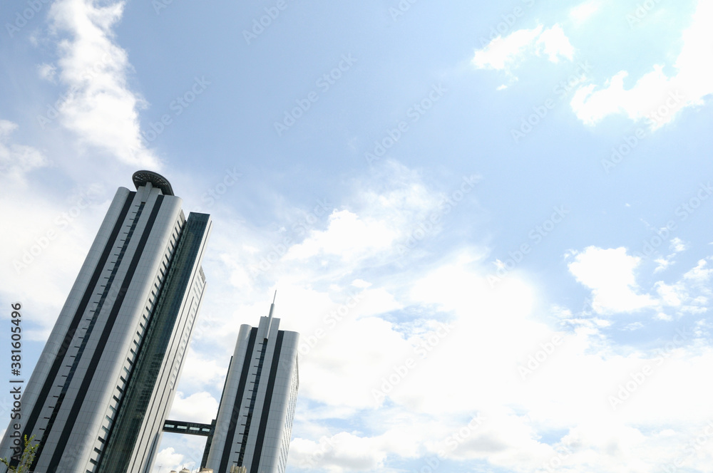 空とオフィスビル