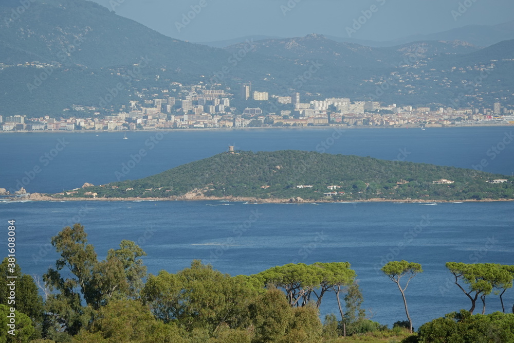 La tour d'Isolella, sur fond de la ville d'Ajaccio, Corse