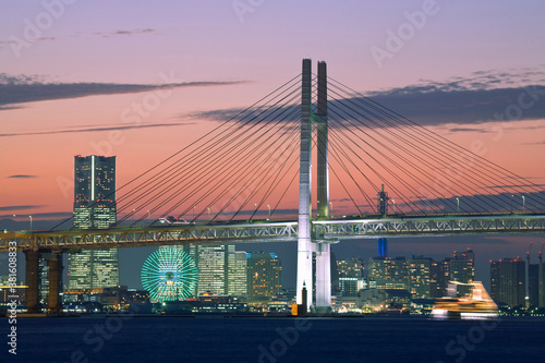 横浜ベイブリッジとランドマークタワー