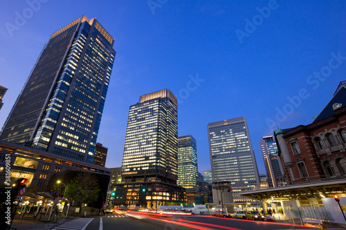 丸ノ内のビル群と東京駅 © Paylessimages