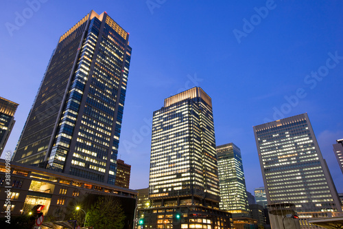 丸ノ内のビル群と東京駅