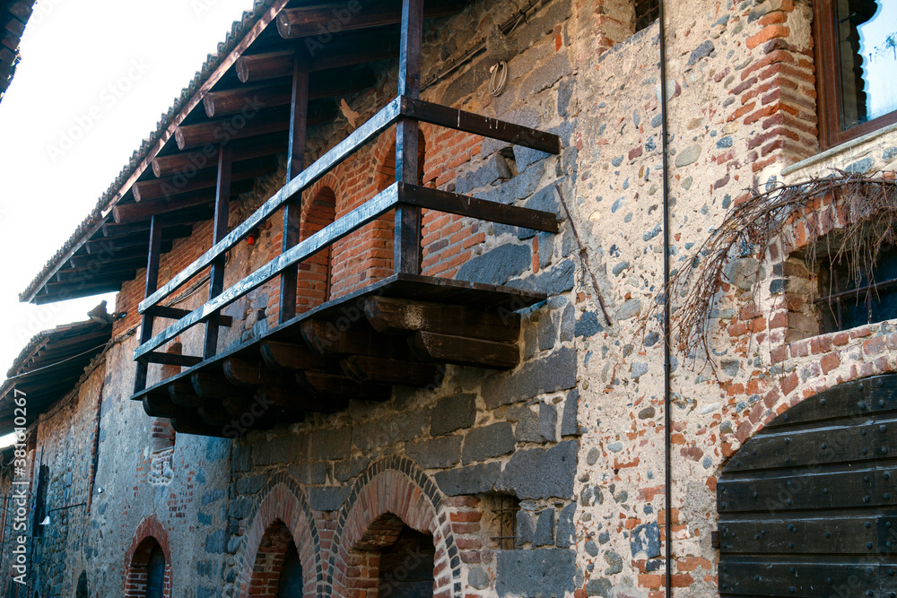 Ricetto borgo medievale circondato da mura e torri a Candelo, Biella, Italia