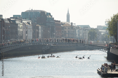 Obraz na płótnie The Ha'penny bridge in Dublin City, Ireland w salonie