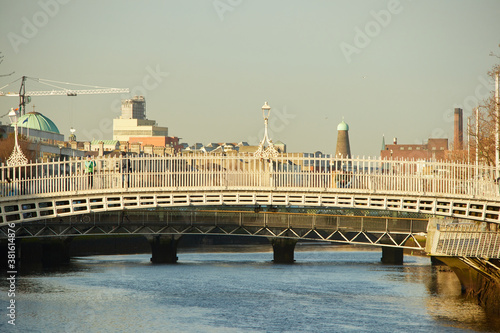 Obraz na płótnie The Ha'penny bridge in Dublin City, Ireland w salonie