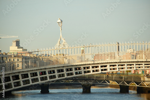 Obraz na płótnie The Ha'penny bridge in Dublin City, Ireland w salonie