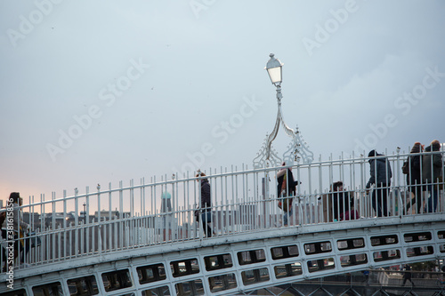 Obraz na płótnie The Ha'penny bridge in Dublin City, Ireland w salonie
