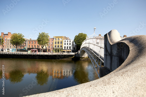 Obraz na płótnie The Ha'penny bridge in Dublin City, Ireland w salonie