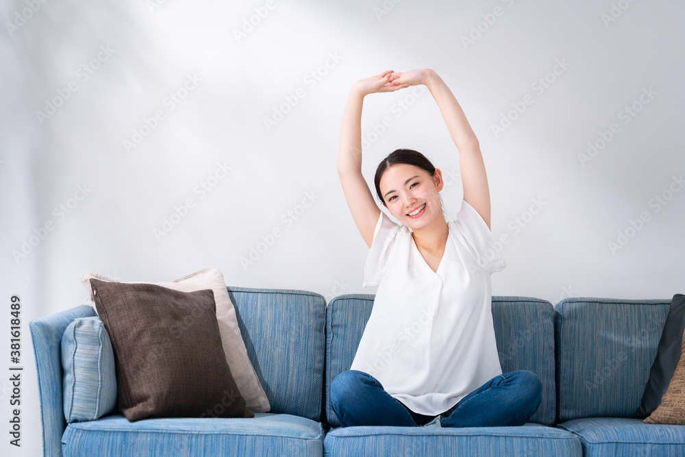 女性 ソファ 女性 ソファ