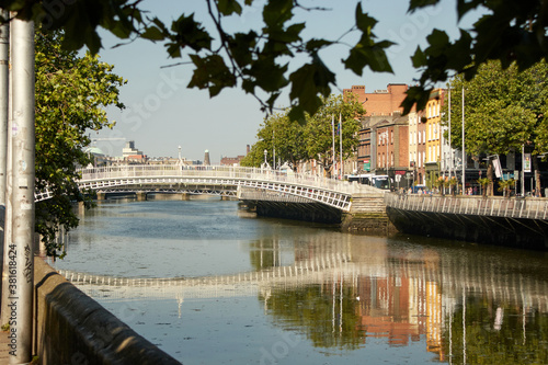 Obraz na płótnie The Ha'penny bridge in Dublin City, Ireland w salonie