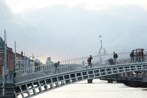 Obraz na płótnie The Ha'penny bridge in Dublin City, Ireland w salonie