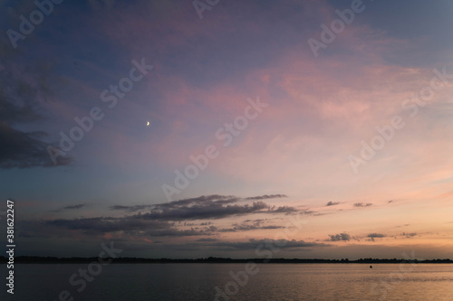 Fototapeta Naklejka Na Ścianę i Meble -  Sonnenuntergang über Wasser