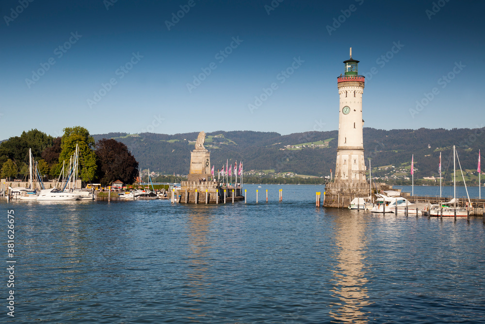 New Lindau lighthouse and Bavarian lion at the harbour entrance, harbour, Lindau island, Lindau on Lake Constance, Lake Constance region, Swabia, Germany, Europe
