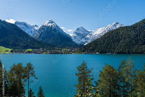 Achensee mit Pertisau in Tirol und Karwendelgebirge © lexpixelart