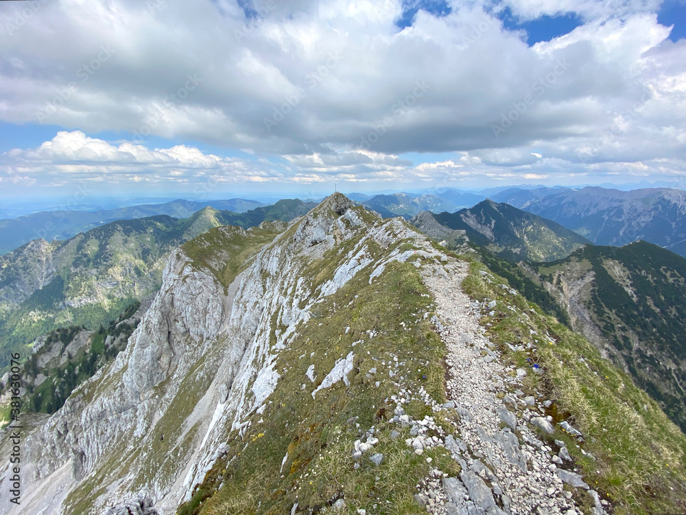 Die letzten Meter auf dem Grat zum Hochplatte Gipfel in den Ammergauer Alpen in Deutschland. Das Gipfelkeuz der Hochplatte ist mittig erkennbar.