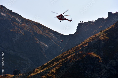 Akcja ratunkowa w Tatrach, śmigłowiec TOPR w akcji photo