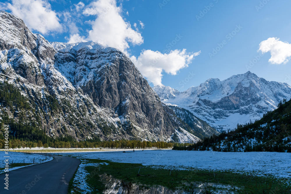 Großer Ahornboden im Karwendelgebirge Tirol Österreich mit ersten Schnee im September