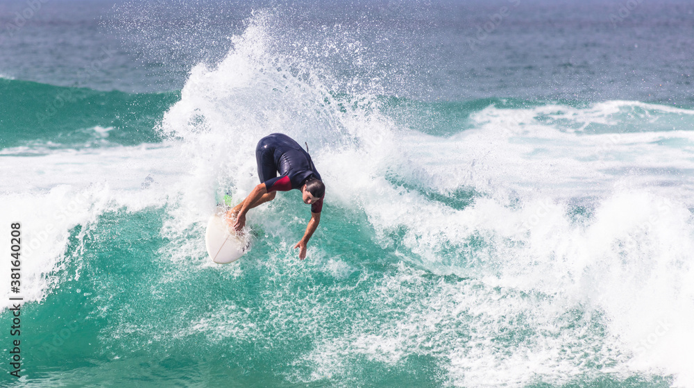 Surfista manobrando na onda em Florianópolis, Santa Catarina, Brasil Surfista manobrando na onda em Florianópolis, Santa Catarina, Brasil