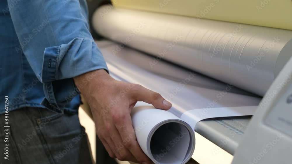 Wideo Stock Large format laminating machine. Foil coating laminating