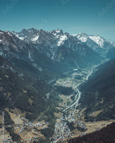 Blick in ein tiefes Tal beim Wandern in Österreich (Vorarlberg, Silvretta-Montafon)