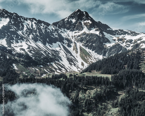 Blick beim Wandern auf die Berge in Österreich (Vorarlberg, Silvretta-Montafon) © stefanschreier