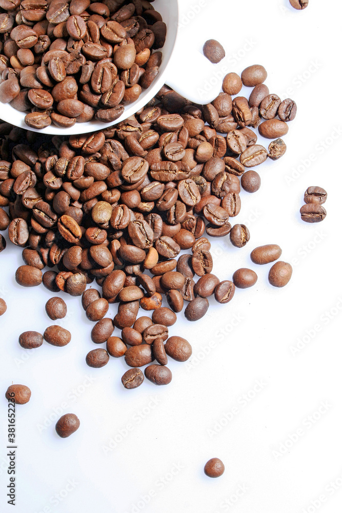 Naklejka premium White cups filled with fresh coffee beans ona a white background.Isolated.