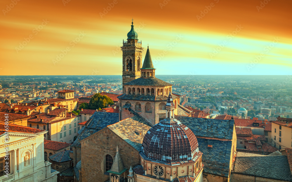 Fototapeta premium Bergamo city - Scenic sunse view of the Old city and Basilica of Santa Maria Maggiore and Cappella Colleoni in Citta Alta, Italy 